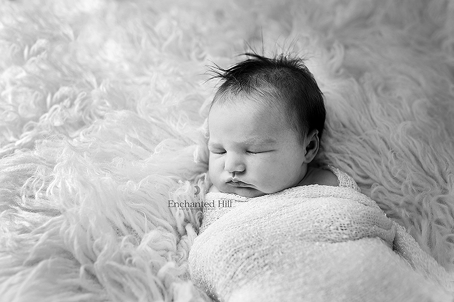 Black and whit image of a sleeping baby