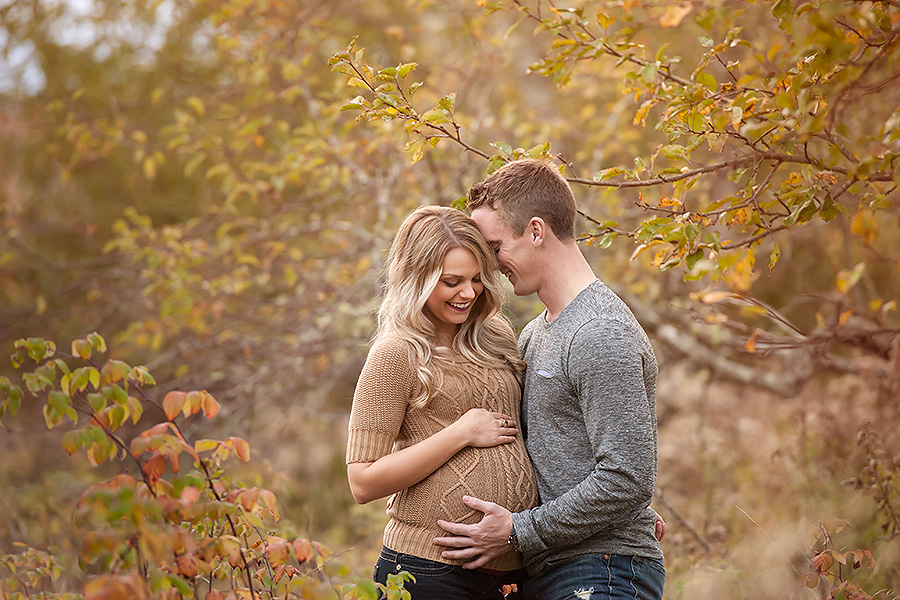 maternity session with a couple in a field