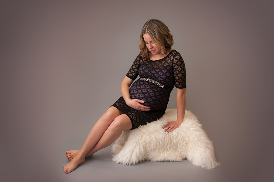 Quispamsis photographer - pregnant mom sitting on fur stool