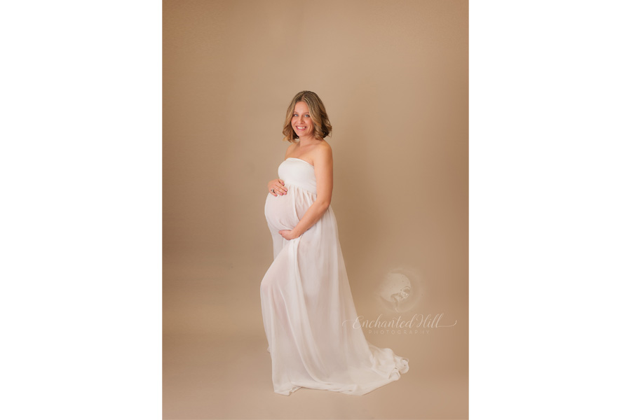 Quispamsis photographer - pregnant women wearing white gown