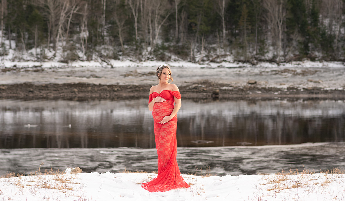 winter maternity pictures in New Brunswick